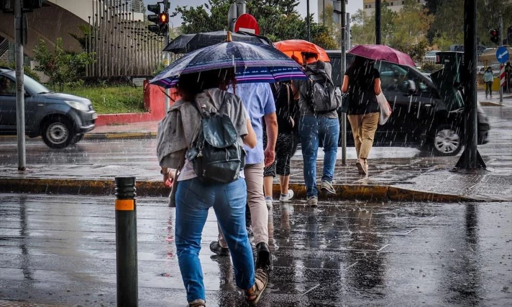 Καιρός: Με ισχυρές μπόρες και καταιγίδες ξεκινά η μέρα